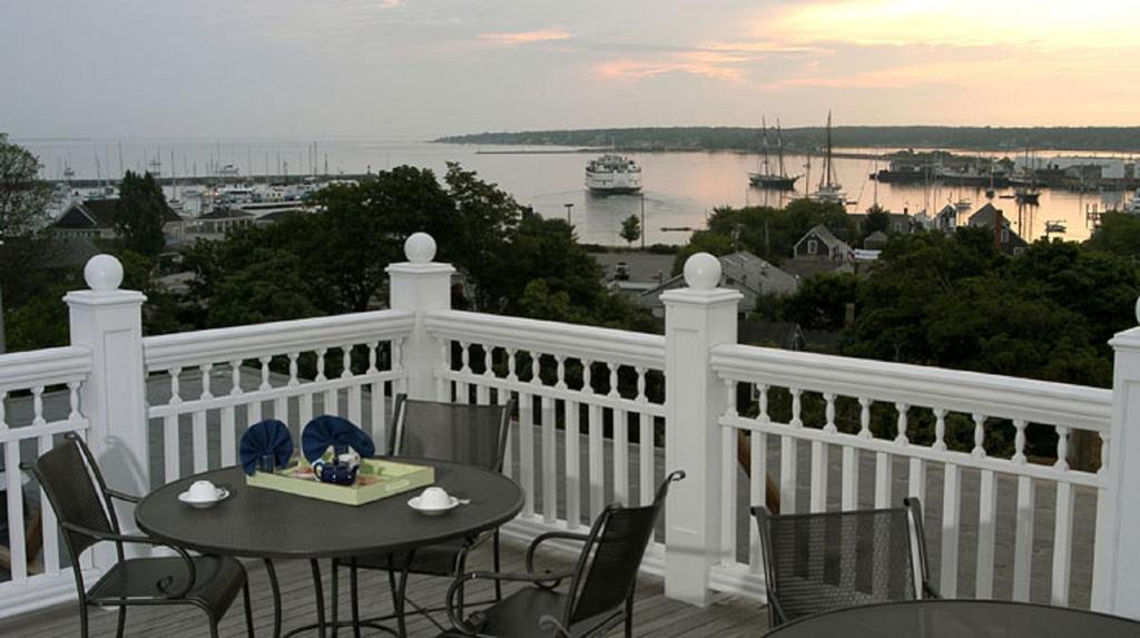 Mansion House Inn Vineyard Haven Exterior photo